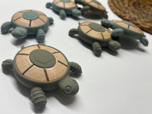 Charger l&#39;image dans la galerie, Tortue de bois et silicone
